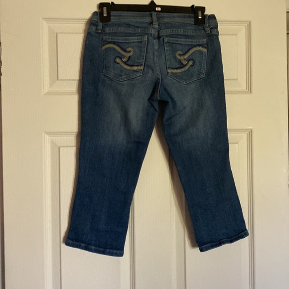 Zoe capri, no size tag measures same as a size 2 - Picture 2 of 2